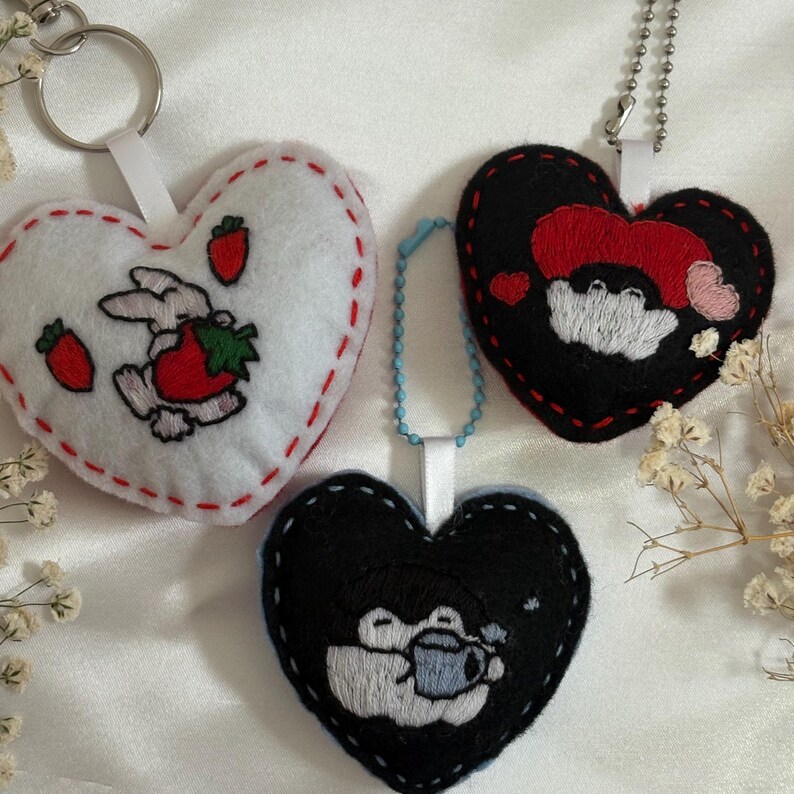 Handmade Embroidered Snoopy Keychain: Valentine's Gift Christmas ornaments, Christmas gift immagine 6