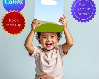 Può includere: Un bambino sorridente tiene in mano un mockup di libro sopra la testa. Il libro presenta un cielo blu, una nuvola bianca e colline verdi. L'immagine include il testo "Canva" e "Book Mockup". Un distintivo viola indica "For 8.5"x11" Books".