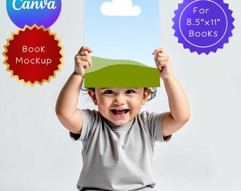 Può includere: Un bambino sorridente tiene in mano un mockup di libro con un cielo blu e un paesaggio verde. L'immagine include il testo "Canva" e "Book Mockup". Il libro è progettato per libri di 21,6 cm x 27,9 cm.