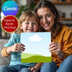 Può includere: Una madre e un bambino tengono in mano un mockup di libro quadrato con un cielo blu e un design a nuvole. Il logo Canva e il testo "Square Book Mockup" sono visibili. Il bambino indossa una maglietta blu e la madre una maglietta gialla.