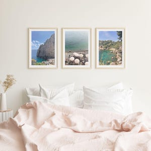 Peut inclure: Trois photographies encadr&eacute;es de sc&egrave;nes c&ocirc;ti&egrave;res. La premi&egrave;re photo montre une falaise rocheuse avec une plage en contrebas. La deuxi&egrave;me photo montre une plage avec des parasols et des chaises. La troisi&egrave;me photo montre une crique avec une eau turquoise.