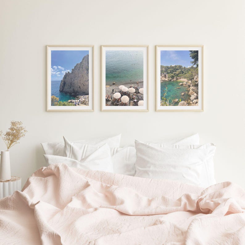 Peut inclure: Trois photographies encadr&eacute;es de sc&egrave;nes c&ocirc;ti&egrave;res. La premi&egrave;re photo montre une falaise rocheuse avec une plage en contrebas. La deuxi&egrave;me photo montre une plage avec des parasols et des chaises. La troisi&egrave;me photo montre une crique avec une eau turquoise.
