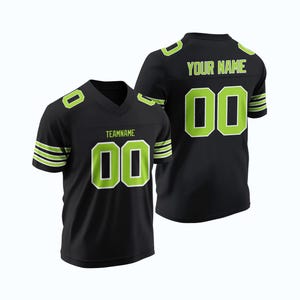 Puede incluir: Camiseta de fútbol negra y verde con números y rayas blancas. La camiseta tiene el texto "YOUR NAME" y "TEAMNAME" en la espalda y en la parte delantera, respectivamente.