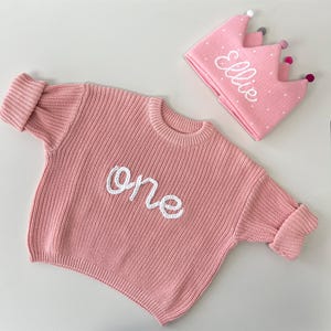Maglione per neonati con nome personalizzato e corona per feste, maglione per il primo compleanno ricamato a mano, vestito di compleanno personalizzato, regalo per neonato