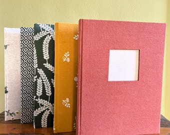 Álbum de fotos encuadernado en tela hecho a mano / Papel reciclado / Ventana con cubierta personalizada y bolsillo de almacenamiento