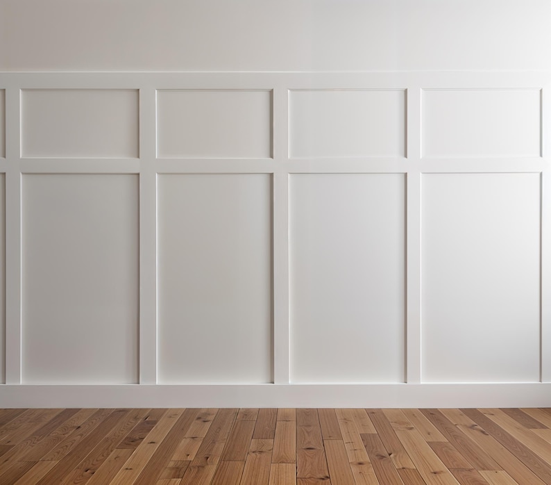 Op de afbeelding: Een witte muur met lambrisering en een houten vloer.
