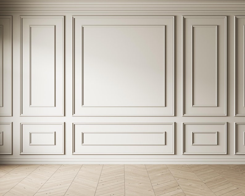 Puede incluir: Interior de una habitaci&oacute;n con una pared con molduras decorativas en un tono neutro. La pared est&aacute; dividida en paneles rectangulares y cuadrados. El suelo es de tablones de madera clara dispuestos en espiga. La est&eacute;tica general es cl&aacute;sica y elegante.