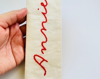 Personalisiertes Lesezeichen. Von Hand besticktes Lesezeichen. Eingestickter Name