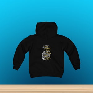 Pode incluir: Camisola de capuz preta com uma estampa gráfica branca de uma pena e um texto que diz "We opened the STONE we found the CHAMBER we solved the MYSTERY we're the chosen ones.  The GOBLET the ORDER the PRINCE and the HALLOWS are all ours.  Harry Potter."