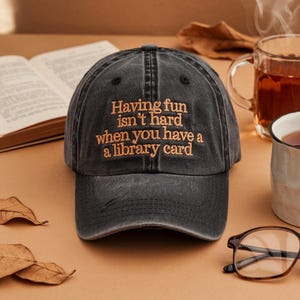 Casquette brodée délavée brodée pour s'amuser n'est pas une tâche difficile avec une carte de bibliothèque | Divertissement