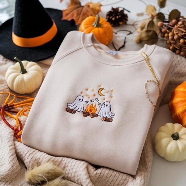 Sudadera bordada con fantasmas de camping, ideal para Halloween al aire libre.