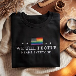 Sudadera bordada del Orgullo LGBT: «Nosotros, el pueblo» significa «Todos».