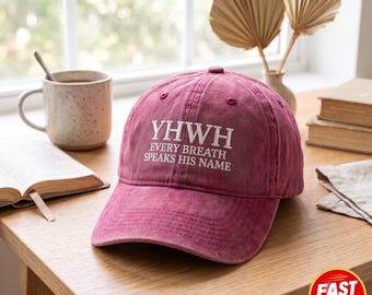以下が含まれることがあります： YHWH EVERY BREATH SPEAKS HIS NAMEという白い刺繍文字が入った、色あせた赤色のベースボールキャップ。カーブしたつば、構造化されたフロントパネル、クラウン部分のステッチ入りアイレットが特徴的な、6パネルのクラシックなデザインです。