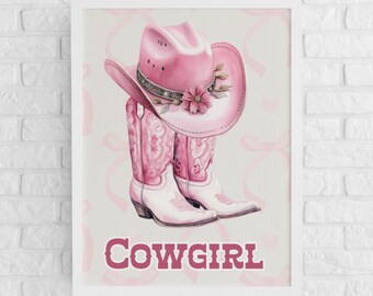 Può includere: Stivali da cowboy rosa e un cappello da cowboy rosa con un fiore sul nastro del cappello. Il testo "COWGIRL" è stampato sotto gli stivali e il cappello.