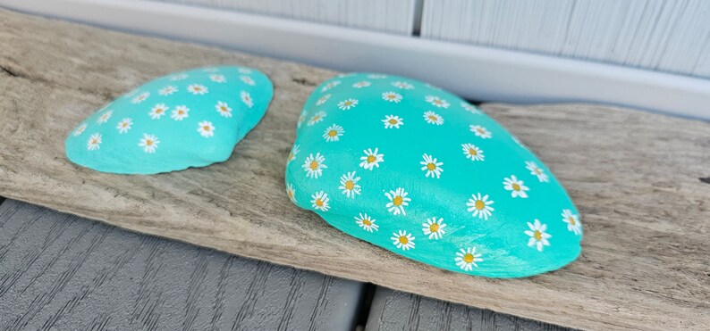 Hand Painted Clam Shell With Daisy - Etsy