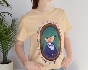 Pode incluir: Uma camiseta amarela clara com um gráfico de um rato em uma moldura. O texto ao redor da moldura diz "Eu sou apenas um humilde... de coelho... ama."