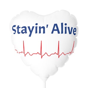 Può includere: Pallone bianco a forma di cuore con il testo "Stayin' Alive" in lettere blu e una linea ECG rossa.