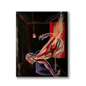 Könnte beinhalten: Abstrakte Malerei einer Figur in einem dunklen Raum mit einer roten Wand und einer hängenden Leuchte. Die Figur ist in verschiedenen Farben gemalt, darunter Pink, Rot, Orange und Lila. Das Gemälde hat eine dunkle und stimmungsvolle Atmosphäre.