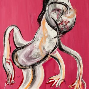 Könnte beinhalten: Abstrakte Malerei einer stilisierten Figur mit einem menschenähnlichen Gesicht und langen Gliedmaßen, gemalt in Weiß-, Grau-, Schwarz- und Orangetönen auf einem leuchtend rosa Hintergrund.