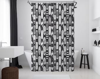 Cortina de ducha con diseño de tabla de surf: decoración costera en blanco y negro.