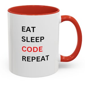 Peut inclure: Mug en céramique blanche avec intérieur et anse rouges. Le mug affiche les mots "EAT SLEEP CODE REPEAT" en noir et rouge, une phrase courante chez les programmeurs.