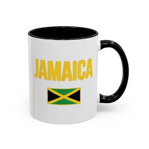 Peut inclure: Mug en céramique blanche avec intérieur et anse noirs. Le mot "JAMAICA" est imprimé en lettres jaunes. En dessous, le drapeau jamaïcain, avec un X jaune sur fond noir et vert.