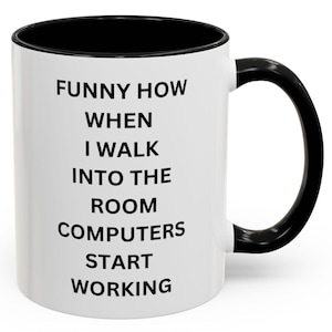 Può includere: Tazza in ceramica bianca con interno e manico neri. La tazza presenta il testo nero "FUNNY HOW WHEN I WALK INTO THE ROOM COMPUTERS START WORKING" centrato sul davanti.