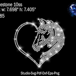 Puede incluir: Un diseño de cabeza de caballo en strass blanco dentro de una forma de corazón. El diseño mide 7,698 pulgadas de ancho y 7,405 pulgadas de alto. Strass 10ss.