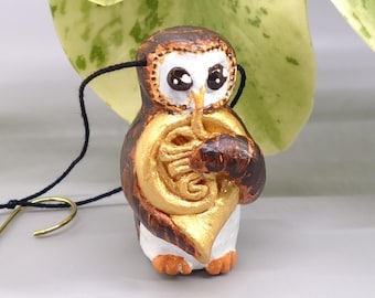 Adorno de búho de arcilla para músico, regalo de trompa, animal músico, figura de arcilla hecha a mano, regalo para profesor de música, linda figura de búho musical.