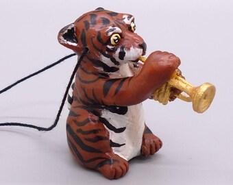 Adorno de tigre de arcilla hecho a mano: regalo para trompetista
