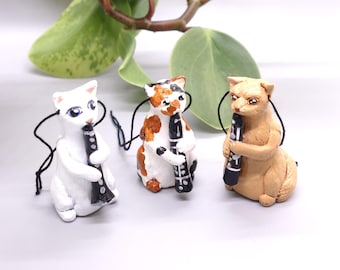 Adorno de gato de arcilla hecho a mano: regalo único para clarinetistas de oboe