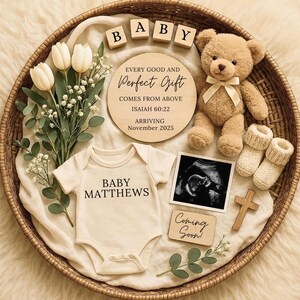 Puede incluir: Anuncio de bebé con un osito de peluche, patucos y un body con "BABY MATTHEWS". El anuncio incluye una ecografía, una cruz de madera y un letrero que dice "Coming Soon!". El texto en el letrero de madera dice: "EVERY GOOD AND PERFECT GIFT COMES FROM ABOVE ISAIAH 60:22 ARRIVING November 2025."