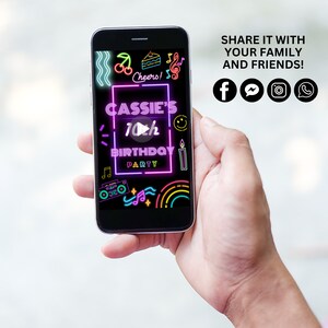 K&ouml;nnte beinhalten: Ein Smartphone zeigt eine neonfarbene Geburtstagseinladung f&uuml;r Cassis 10. Geburtstagsparty. Die Einladung zeigt einen Play-Button, einen Kuchen, Kirschen und Noten. Der Text "TEILE ES MIT DEINER FAMILIE UND FREUNDEN!" wird &uuml;ber Social-Media-Icons f&uuml;r Facebook, Messenger, Instagram und WhatsApp angezeigt.