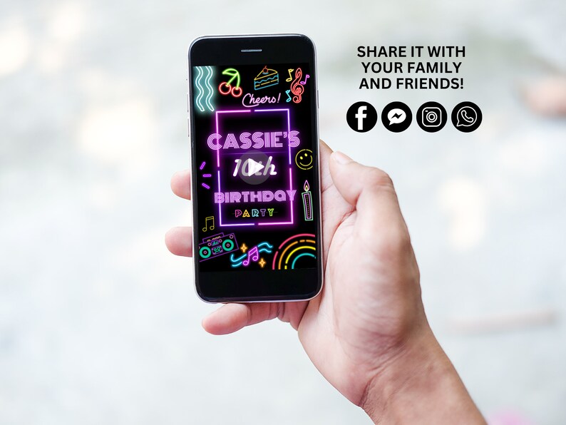 K&ouml;nnte beinhalten: Ein Smartphone zeigt eine neonfarbene Geburtstagseinladung f&uuml;r Cassis 10. Geburtstagsparty. Die Einladung zeigt einen Play-Button, einen Kuchen, Kirschen und Noten. Der Text "TEILE ES MIT DEINER FAMILIE UND FREUNDEN!" wird &uuml;ber Social-Media-Icons f&uuml;r Facebook, Messenger, Instagram und WhatsApp angezeigt.