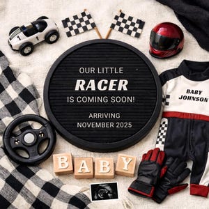 Può includere: Annuncio nascita a tema automobilistico. Include un'auto da corsa giocattolo, un casco da corsa, una lavagna con la scritta "OUR LITTLE RACER IS COMING SOON! ARRIVING NOVEMBER 2025", una tuta da corsa per neonati e blocchi di legno con la parola "BABY".