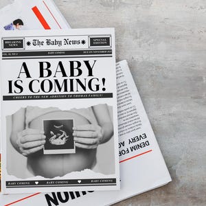 Op de afbeelding: Een zwart-witte krantenadvertentie met de kop "Een baby is onderweg!" De advertentie is versierd met hartjes en de tekst "Baby komt".
