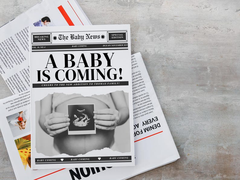 Op de afbeelding: Een zwart-witte krantenadvertentie met de kop "Een baby is onderweg!" De advertentie is versierd met hartjes en de tekst "Baby komt".