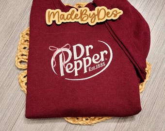 Dr Pepper Bow Besticktes Sweatshirt, Soda-Liebhaber Rundhalsausschnitt, süßes Soft Drink Sweatshirt, Dr Pepper Fan Geschenk, Vintage Soda Ästhetik Pullover