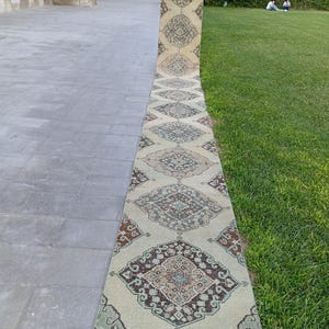 Vintage türkischer Läuferteppich, 2x24 Fuß (ca. 63x710 cm), Patchwork-Teppich, Flurläufer, gewaschener Teppich aus den 1970er Jahren, steuerfrei in den USA