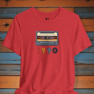 Camiseta Cassette 1990, una carta de amor a la era dorada de la música de los 90, donde las cintas de casete hacían clic y el rock reinaba.