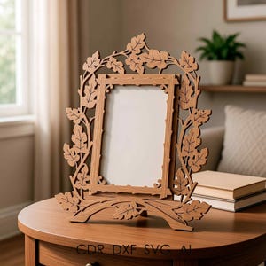 Może przedstawiać: Drewniana ramka na zdjęcia z dekoracyjnym wzorem liści. Ramka wykonana jest z jasnobrązowego drewna i posiada prostokątny otwór na zdjęcie. Ramka ozdobiona jest rzeźbionymi liśćmi i gałęziami, tworząc naturalną, rustykalną estetykę.
