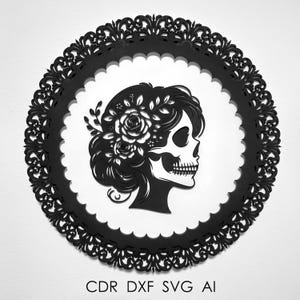 Puede incluir: Diseño en blanco y negro con temática del Día de Muertos, que presenta el perfil de un cráneo femenino con cabello floral, dentro de un marco circular decorativo. Incluye el texto "CDR DXF SVG AI".