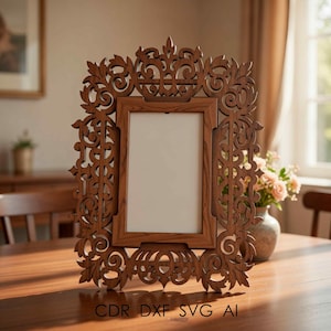 Puede incluir: Un marco de fotos de madera con un diseño tallado y ornamentado. El marco es de color marrón cálido y presenta intrincados patrones florales y de volutas. El marco se muestra sobre una mesa de madera. El texto "CDR DXF SVG AI" es visible.