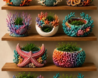 Puede incluir: Una colección de diez macetas decorativas con temas de vida marina, incluyendo caballitos de mar, pulpos, estrellas de mar y texturas de coral. Cada maceta está pintada con colores vibrantes y contiene pequeñas plantas verdes en estantes.
