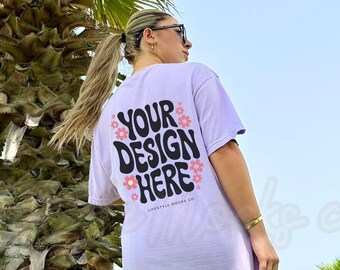 Orchidee comfortkleuren 1717 orchidee mockup Oversized orchidee achterkant shirt mockup, outdoor lifestyle model mockup, trendy paars shirt mockup