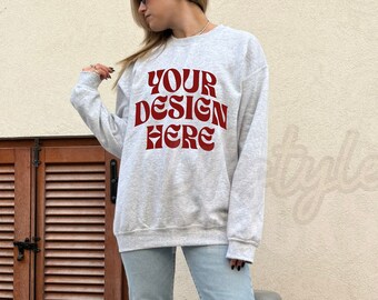 Ash Gildan 18000 mockup, Gildan 18000 ash mockup, mockup di felpa oversize alla moda, mockup di stile di vita modello maglione grigio, mockup all'aperto
