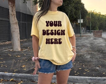 Burro Comfort Colors 1717 Mockup di burro, maglietta oversize di burro all'aperto Mockup modello trendy camicia colorata gialla Lifestyle Mockup