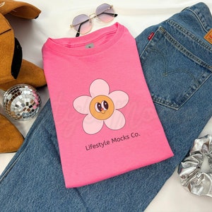Peut inclure: T-shirt rose avec un motif de fleur de dessin animé et le texte "Lifestyle Mocks Co."