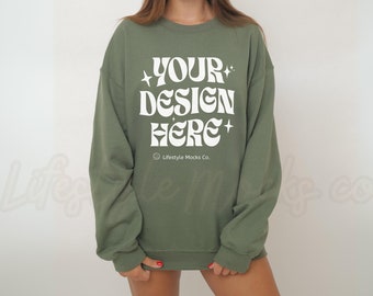 Gildan 18000 Military Green Mockup, Zielony Sweatshirt Mockup, 18000 Crewneck Sweater Mockup, Modny Oversized G180 Woman Model Mockup