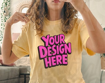 Butter Comfort Colors 1717 maqueta / mantequilla amarillo claro camiseta de gran tamaño mujer modelo maqueta moda boho verano maqueta, maqueta selfie de moda